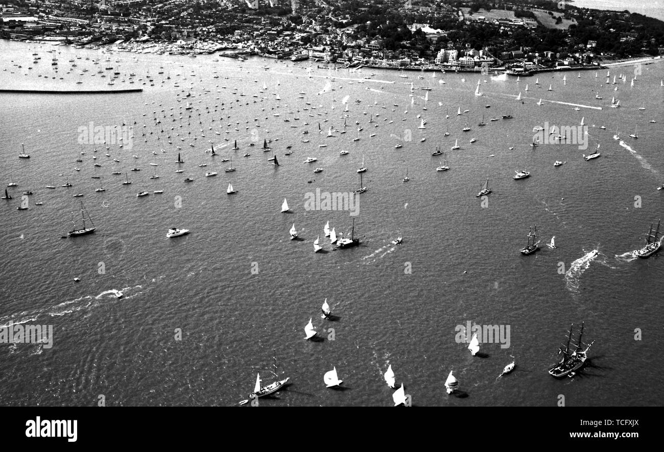 Vela - Cowes Week 1990 Cowes, Isle of Wight Foto di Tony Henshaw Foto Stock