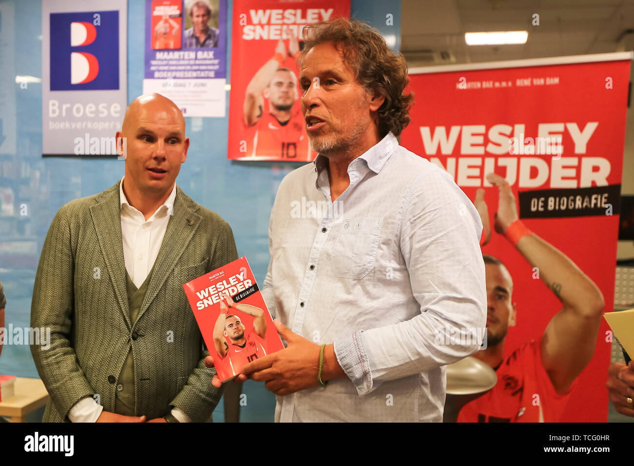 Utrecht, Paesi Bassi. 07Th Giugno, 2019. UTRECHT, 07-06-2019, Boekhandel Broese, Presentazione del libro di Wesley Sneijder, Jan van Halst (l) Maarten Bax (r) Credito: Pro scatti/Alamy Live News Foto Stock