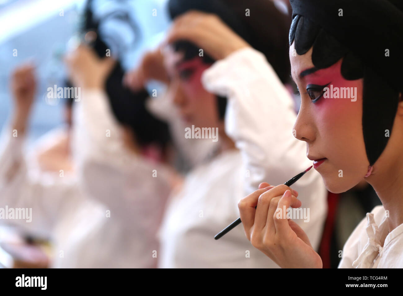 Pechino, Myanmar. Il 7 giugno, 2019. Artisti dalla Cina è Nanning preparare dietro le quinte prima che le prestazioni durante la Cina-ASEAN scambio culturale viaggio a Yangon, Myanmar, 7 giugno 2019. Credito: U Aung/Xinhua/Alamy Live News Foto Stock