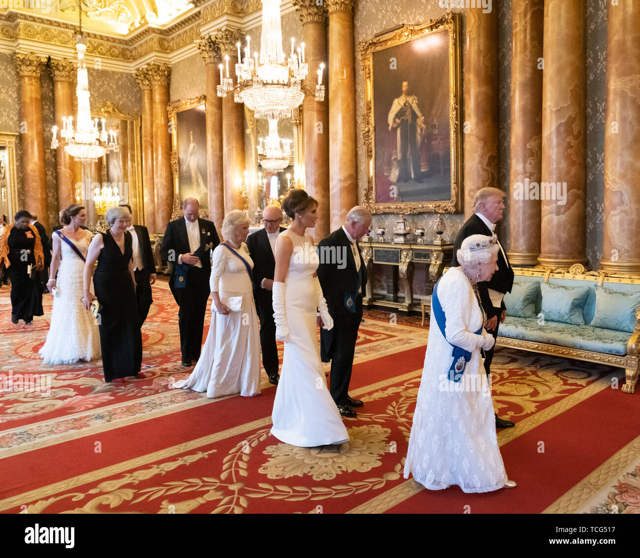 Londra, Regno Unito. 03 Giugno, 2019. Presidente Trump e la First Lady Melania Trump a piedi con BritainÕs Queen Elizabeth II, il Principe del Galles e membri della famiglia reale britannica e la delegazione americana al banchetto di stato Lunedì, 3 giugno 2019, a Buckingham Palace a Londra. Persone: presidente Donald Trump, la Regina Elisabetta II, Credito: tempeste Media Group/Alamy Live News Foto Stock