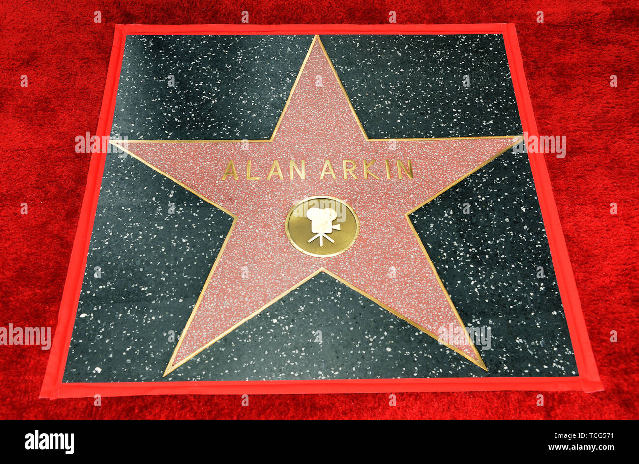 Los Angeles, Stati Uniti d'America. 07Th Giugno, 2019. Alan Arkin star 038 Alan Arkin è onorato con una stella sulla Hollywood Walk of Fame a giugno 07, 2019 a Hollywood, in California. Credito: Tsuni/USA/Alamy Live News Foto Stock