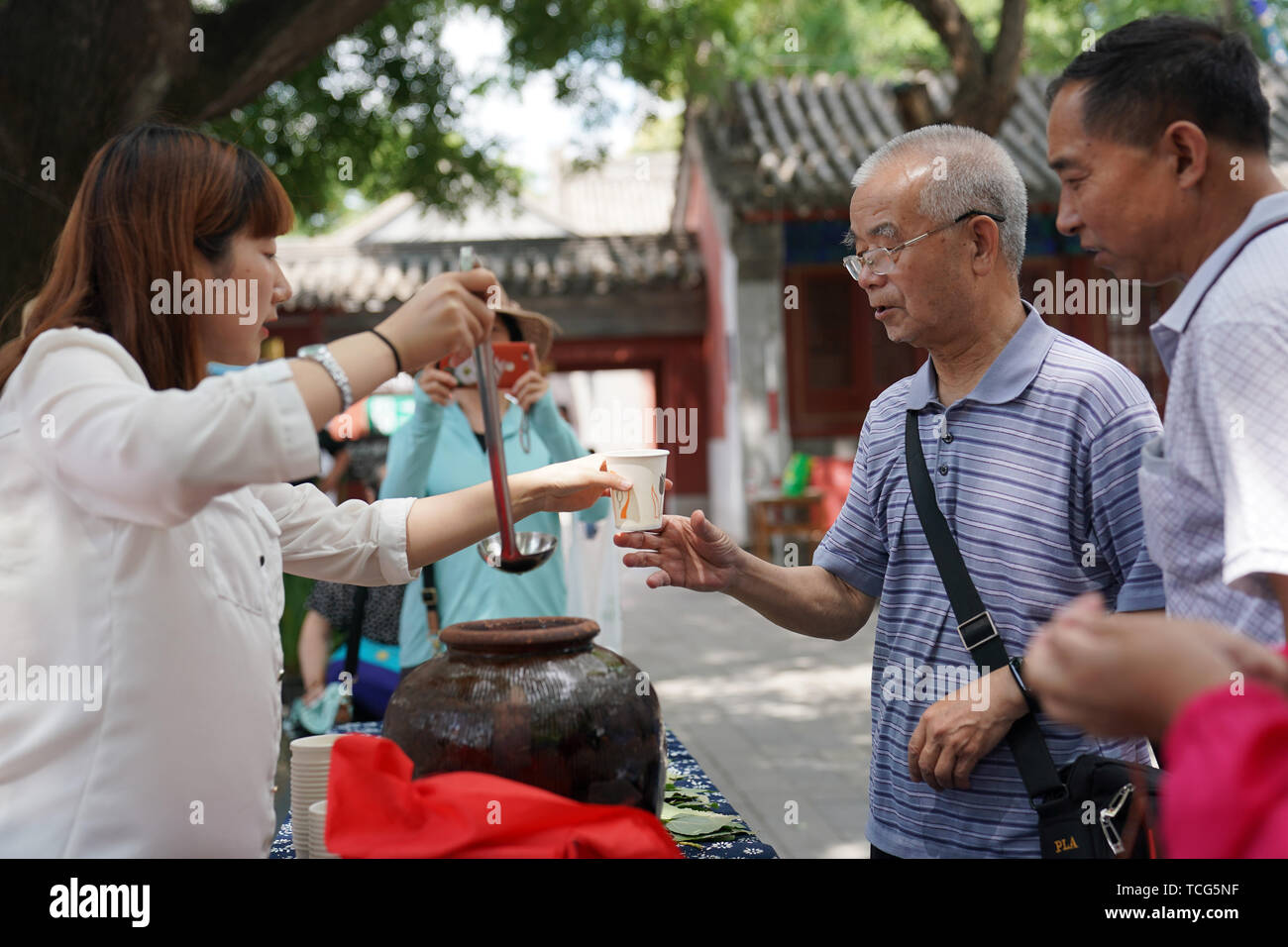 Pechino, Cina. 8 Giugno, 2019. Visitatori preparare al gusto realgar vino durante la vacanza di Dragon Boat Festival a Pechino personalizzata Folk Museum di Pechino, capitale della Cina, il 8 giugno 2019. Le varie attività si sono svolte per celebrare il Dragon Boat Festival, che cadde il 7 giugno di quest'anno. Credito: Ju Huanzong/Xinhua/Alamy Live News Foto Stock