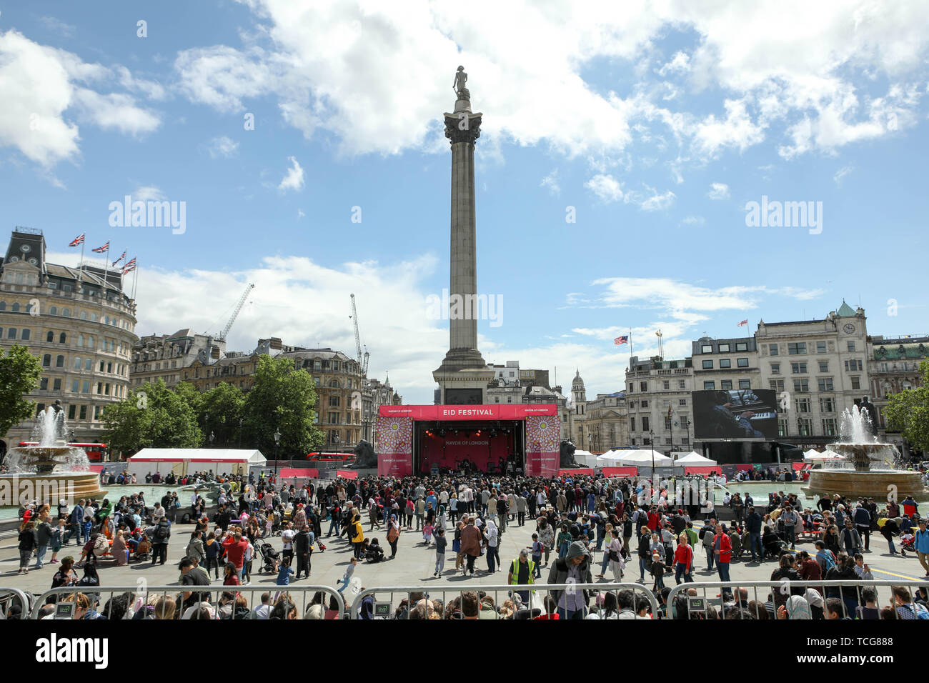 Trafalgar Square, Londra, Regno Unito. 8 Giugno 2019. Ballerini e musicisti sul palco come la folla gregge a Trafalgar Square per la festa di Eid. Penelope Barritt/Alamy Live News Foto Stock