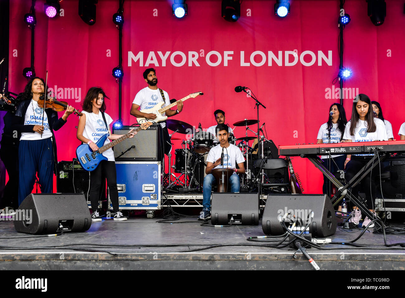 Londra, Regno Unito. Il giorno 08 Giugno, 2019. Comunità Ismaili Ensemble suona presso il festival di Eid in Trafalgar Square Londra per contrassegnare la fine del Ramadan il 8 giugno 2019, Londra, Regno Unito. Credito: Picture Capital/Alamy Live News Foto Stock
