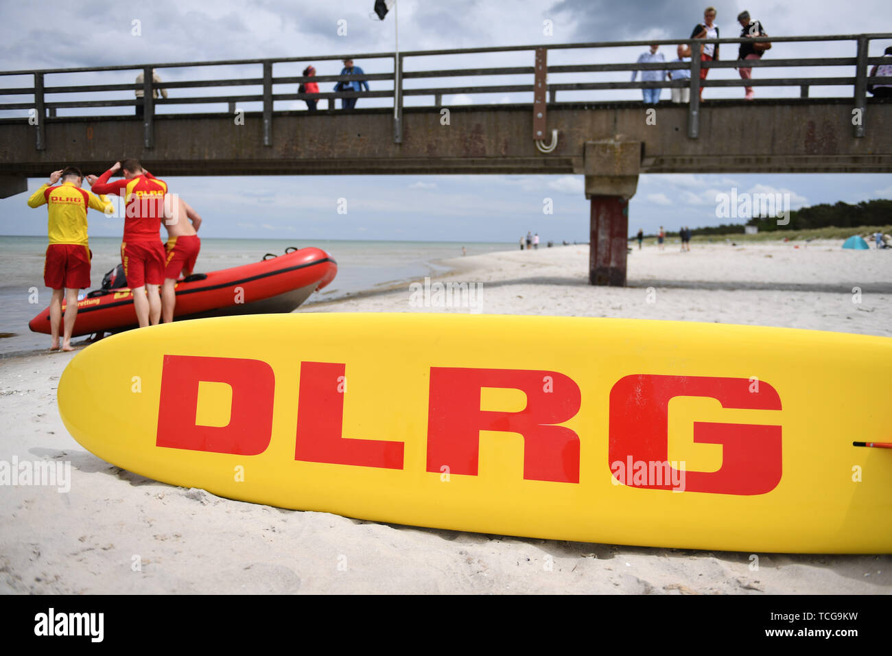 Prerow, Germania. Il giorno 08 Giugno, 2019. Una scheda per il salvataggio della Deutsche Lebens-Rettungs-Gesellschaft e.V. (Tedesco la società di salvataggio) (DLRG) è sulla spiaggia. Su 08.06.2019, un off-road e recupero veicolo di soccorso è stato messo in servizio per la prima-responder operazioni. Credito: Stefan Sauer/dpa-Zentralbild/dpa/Alamy Live News Foto Stock