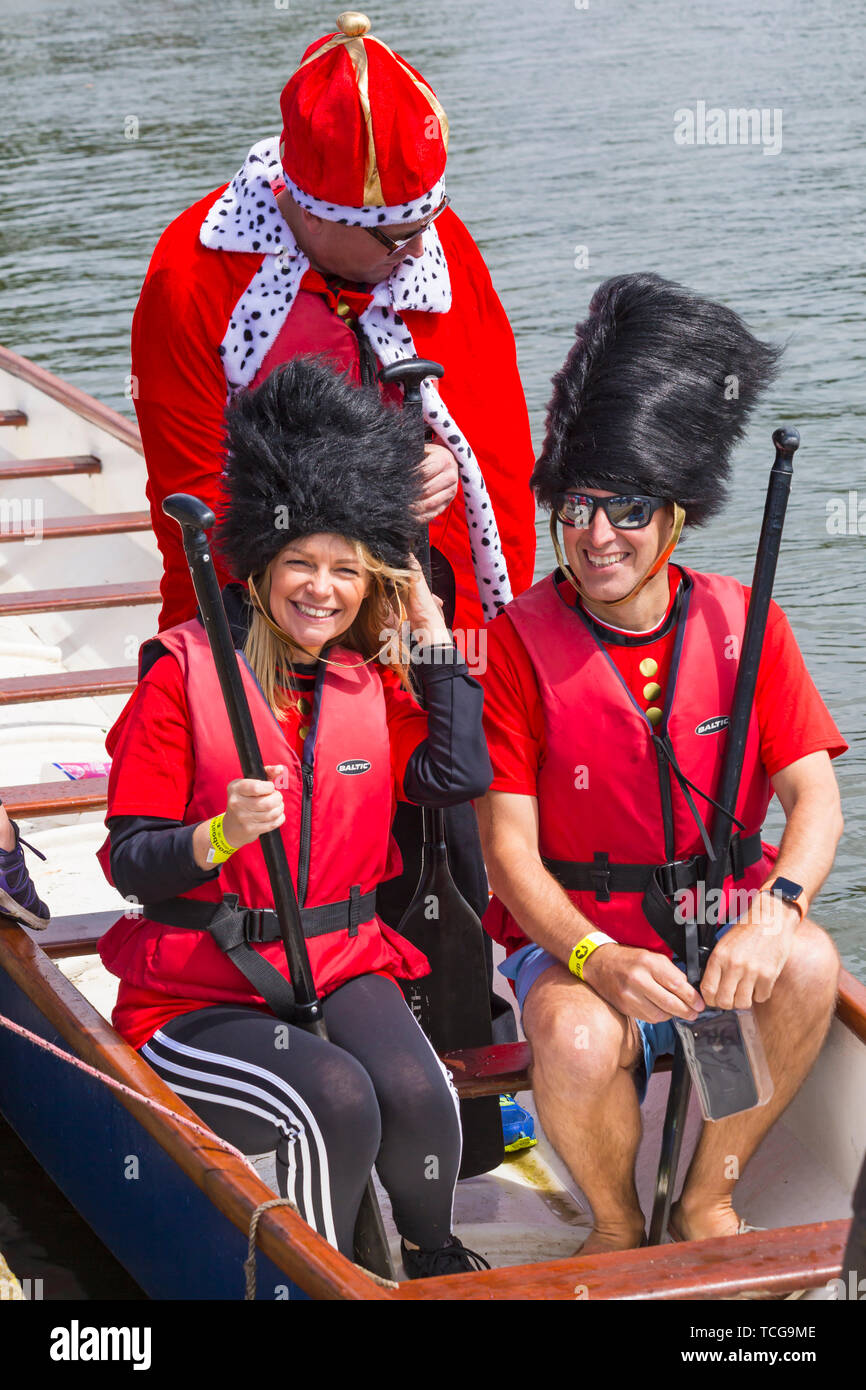 Poole, Dorset, Regno Unito. 8 Giugno 2019. La Folla di giro per supportare il Poole gara di dragon boat sul lago in barca a Poole Park. È questo l'alternativa Trooping del colore per celebrare la regina il compleanno? Credito: Carolyn Jenkins/Alamy Live News Foto Stock