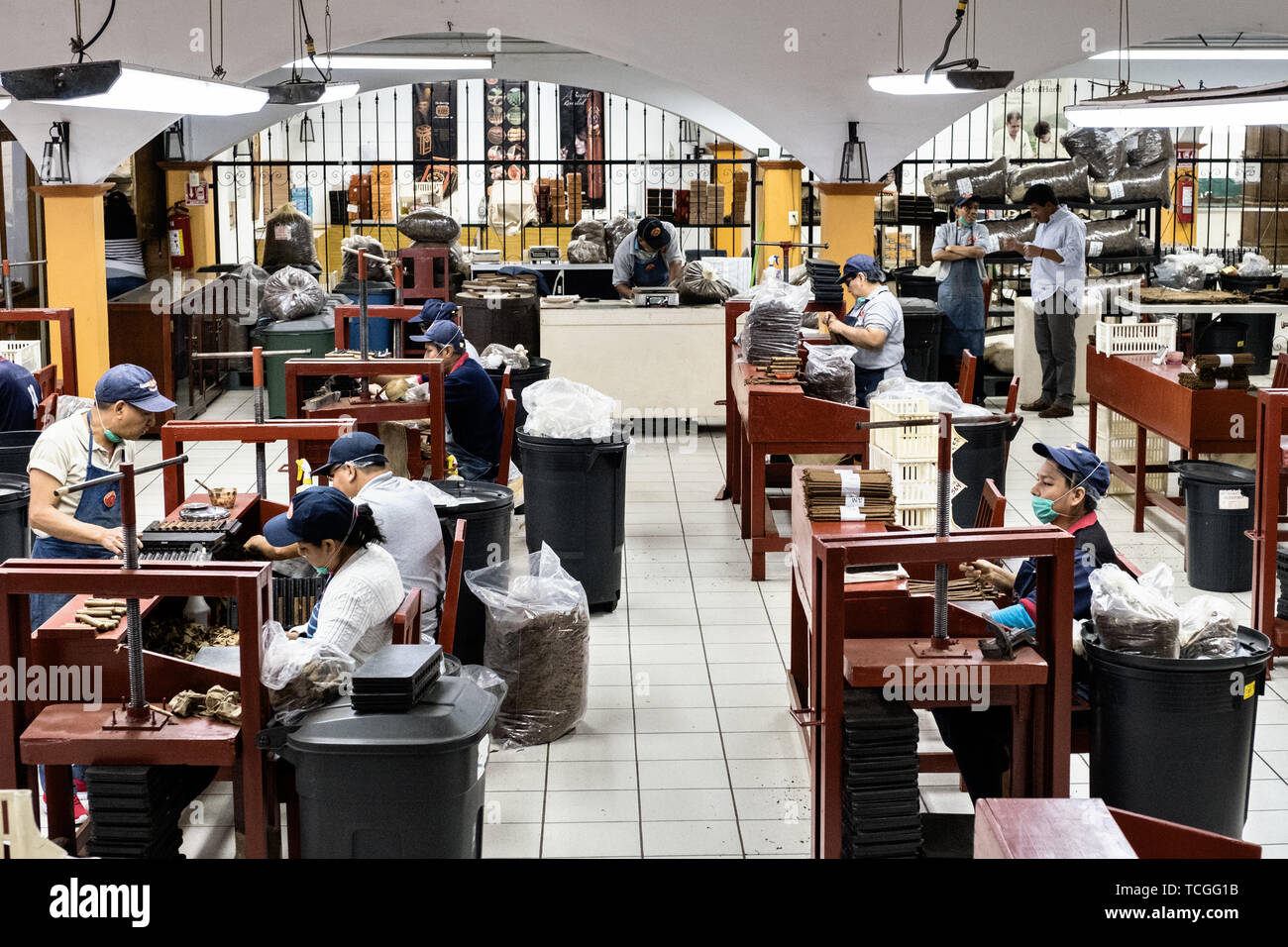 Il sigaro area di laminazione in cui i lavoratori del rullo a mano di sigari da foglie di tabacco presso la Santa Clara fabbrica di sigari in San Andres Tuxtlas, Veracruz, Messico. La fabbrica segue tradizionale la laminazione a mano utilizzando lo stesso processo fin dal 1967 ed è considerato dagli appassionati come alcuni dei migliori sigari nel mondo. Foto Stock