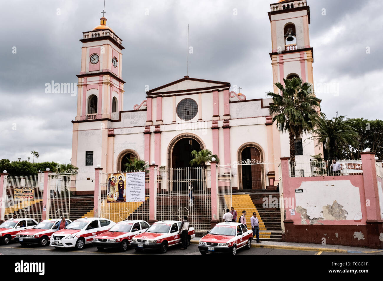 Cattedrale di San Giuseppe e San Andrea in San Andres Tuxtlas, Veracruz, Messico. La chiesa fu costruita nel 1870 dispone di campanili e una sobria facciata con neoclassico influenza Foto Stock Cattedrale di San Giuseppe e San Andrea in San Andres Tuxtlas, Veracruz, Messico. La chiesa fu costruita nel 1870 dispone di campanili e una sobria facciata con neoclassico influenza Foto Stock