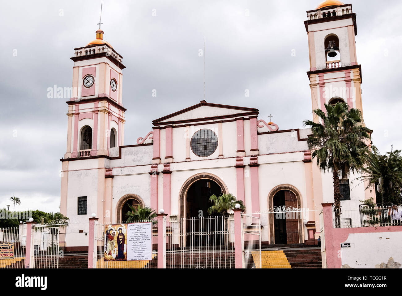 Cattedrale di San Giuseppe e San Andrea in San Andres Tuxtlas, Veracruz, Messico. La chiesa fu costruita nel 1870 dispone di campanili e una sobria facciata con neoclassico influenza Foto Stock Cattedrale di San Giuseppe e San Andrea in San Andres Tuxtlas, Veracruz, Messico. La chiesa fu costruita nel 1870 dispone di campanili e una sobria facciata con neoclassico influenza Foto Stock