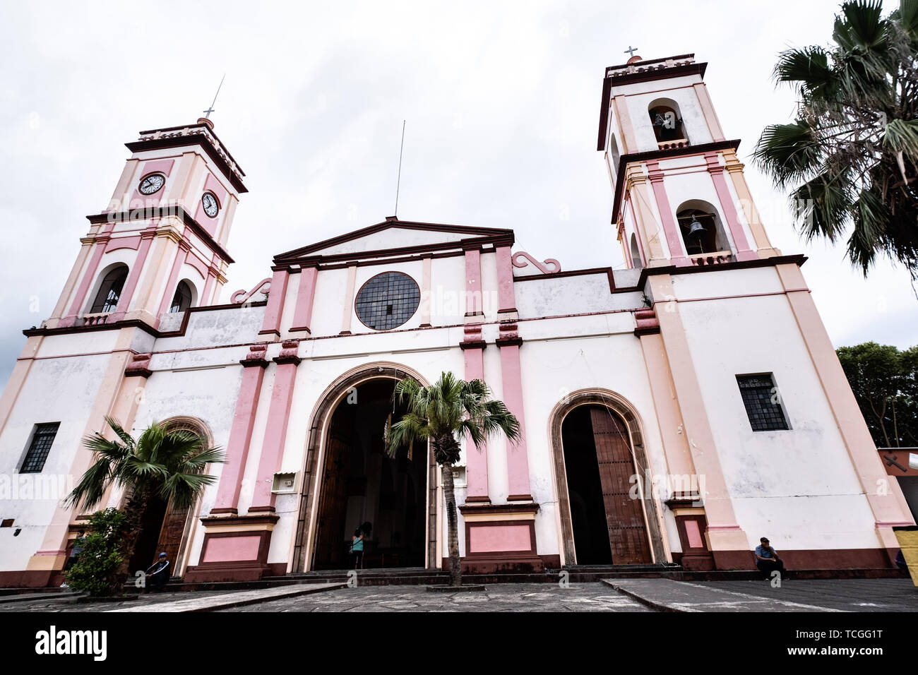 Cattedrale di San Giuseppe e San Andrea in San Andres Tuxtlas, Veracruz, Messico. La chiesa fu costruita nel 1870 dispone di campanili e una sobria facciata con neoclassico influenza Foto Stock Cattedrale di San Giuseppe e San Andrea in San Andres Tuxtlas, Veracruz, Messico. La chiesa fu costruita nel 1870 dispone di campanili e una sobria facciata con neoclassico influenza Foto Stock