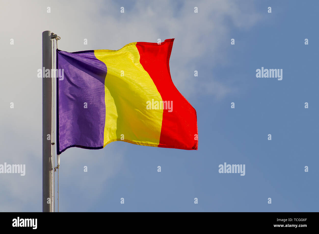 Bandiera della Romania è sventolata davanti al cielo blu Foto Stock