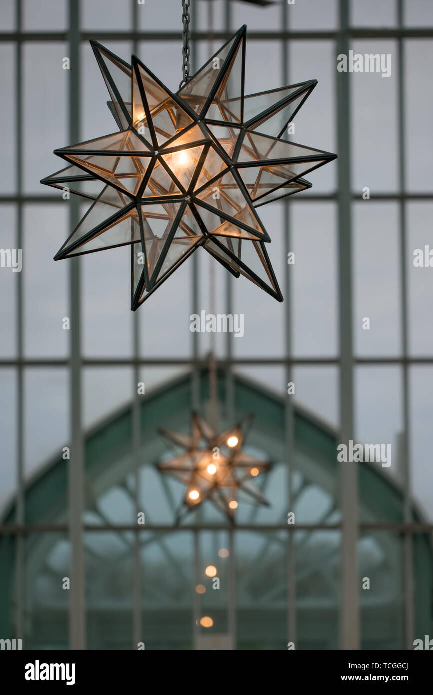 Bellissimo il triangolo di forma geometrica lampadario e riflessione di  edificio con il rettangolo di pannelli di vetro Foto stock - Alamy