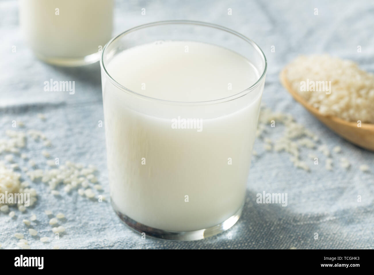 Una sana Organica Vegana latte di riso in un bicchiere Foto Stock