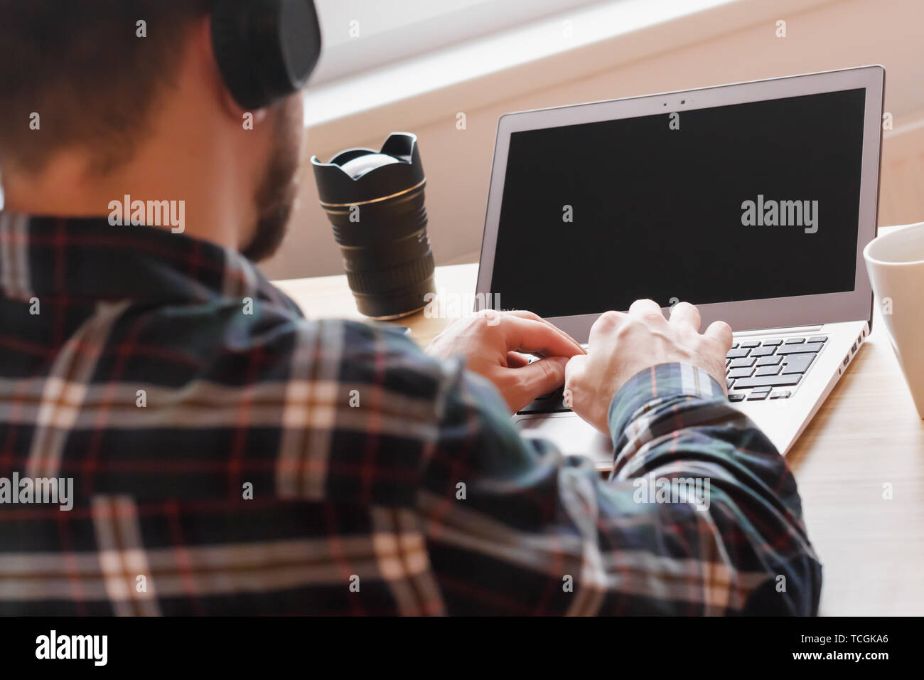 Area di lavoro moderno di artista professionista o fotografo, lavorando sul computer laptop e tablet , creatore di musica, arredamento. Processo creativo. Foto Stock