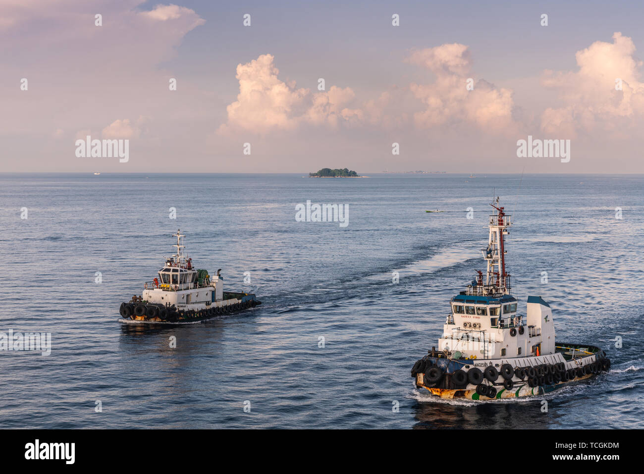 Makassar, Sulawesi, Indonesia - 28 Febbraio 2019: bianco e nero Numbay e rimorchiatori Anoman al di fuori de porto sul blu mare Flores sotto la mattina presto Foto Stock