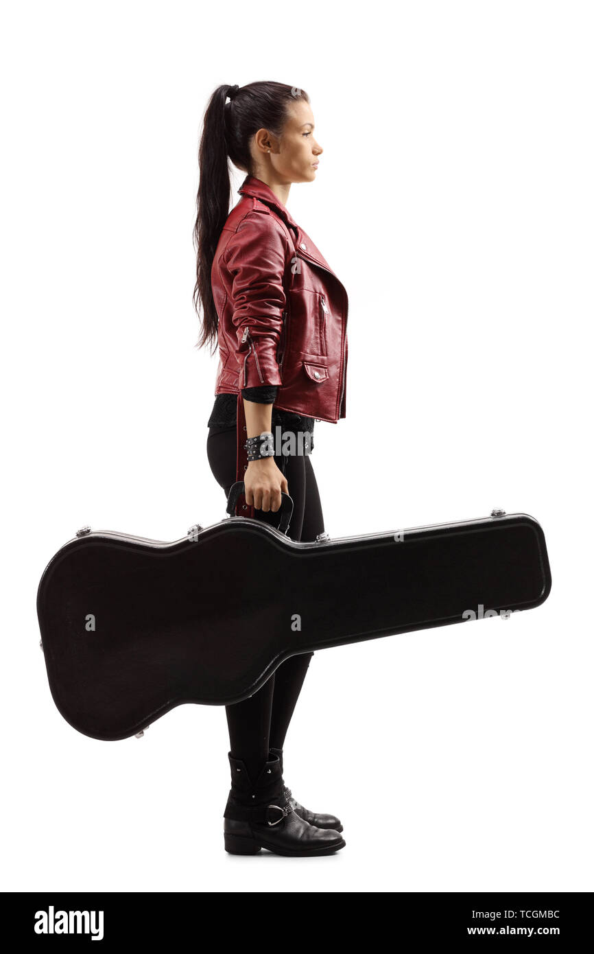 Lunghezza piena ripresa di profilo di un musicista femmina in piedi e in possesso di una chitarra in un caso isolato su sfondo bianco Foto Stock