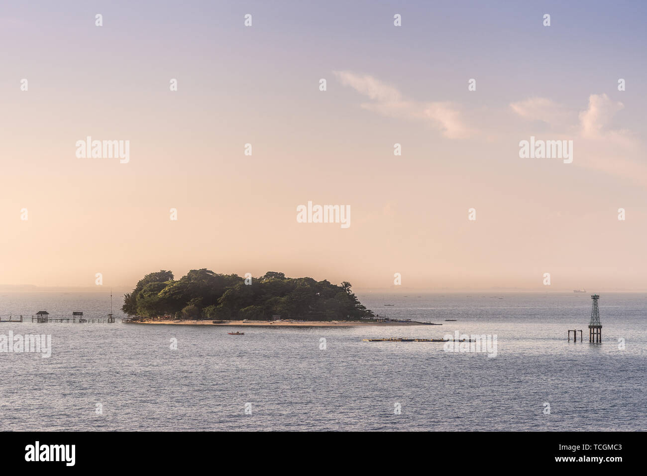 Makassar, Sulawesi, Indonesia - 28 Febbraio 2019: primo piano della piccola verde isola Samalona perso in mare blu sotto all'inizio. La luce del mattino. Foto Stock