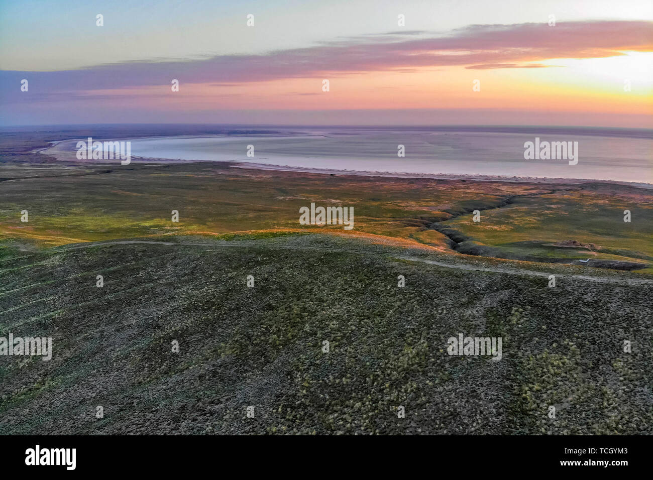 Bellissimo paesaggio con tramonto sul lago salino Baskunchak Foto Stock