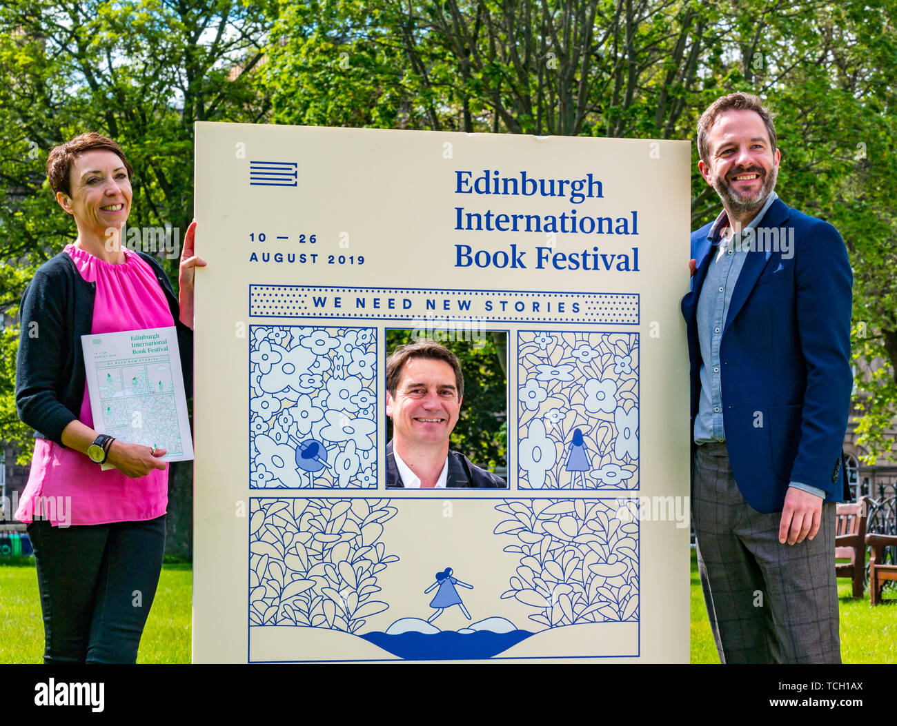 Nick Orzo, Direttore, Janet Smyth & Roland Gulliver lanciare il 2019 Edinburgh International Book Festival programma, Charlotte Square Gardens, Scot Foto Stock