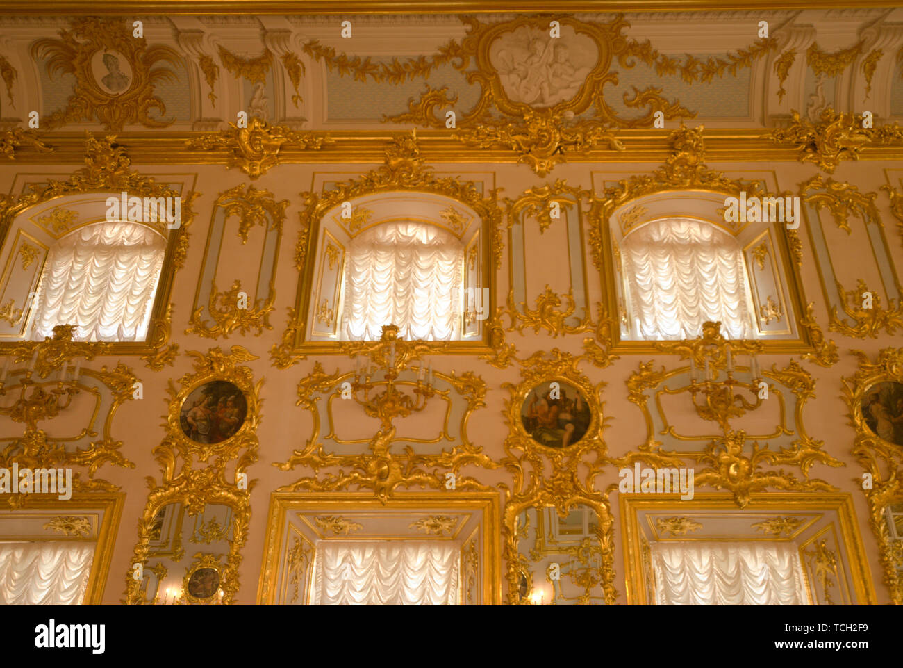 Sontuoso interno del Palazzo di Peterhof, Petrodvorets, San Pietroburgo, Russia Foto Stock