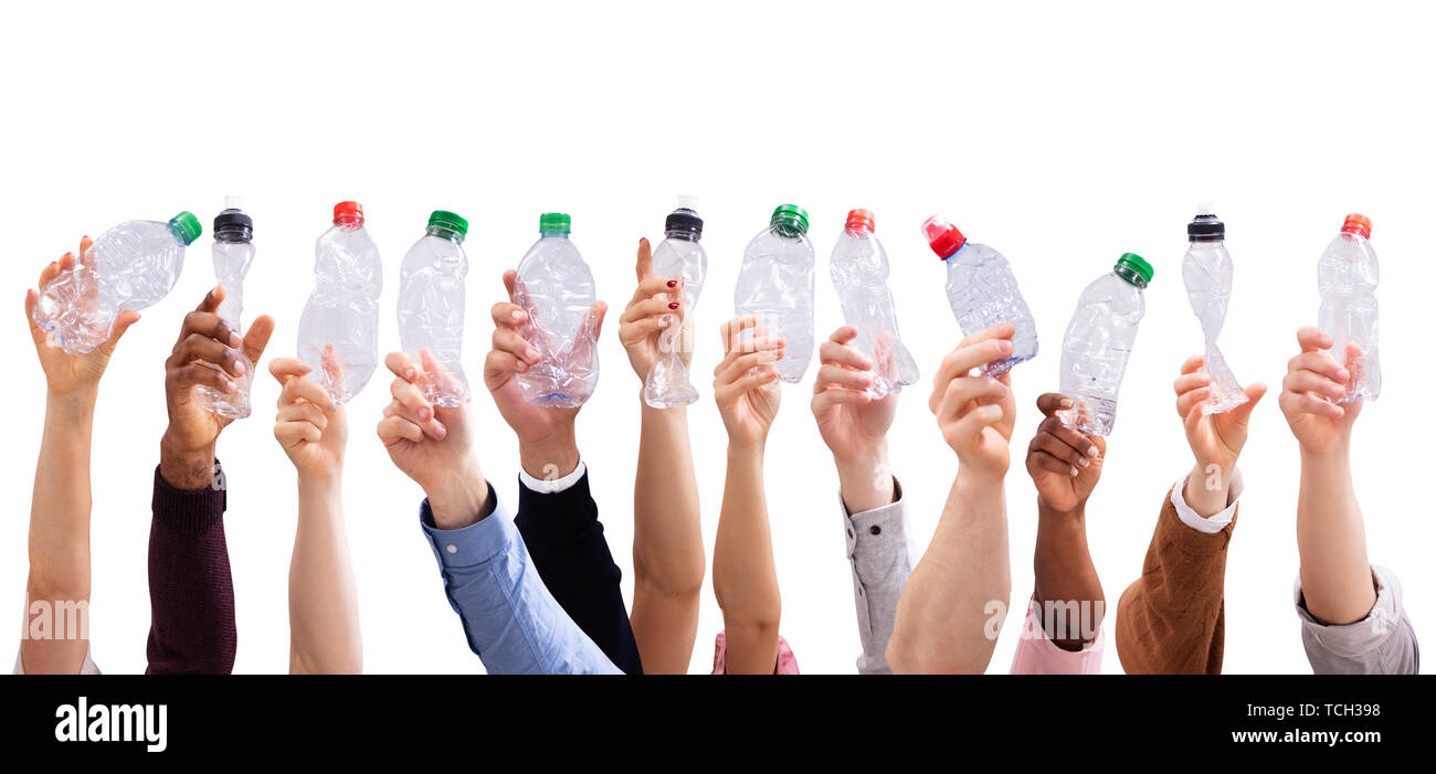 Gruppo di persone che la mano che tiene schiacciato le bottiglie di acqua contro isolati su sfondo bianco Foto Stock