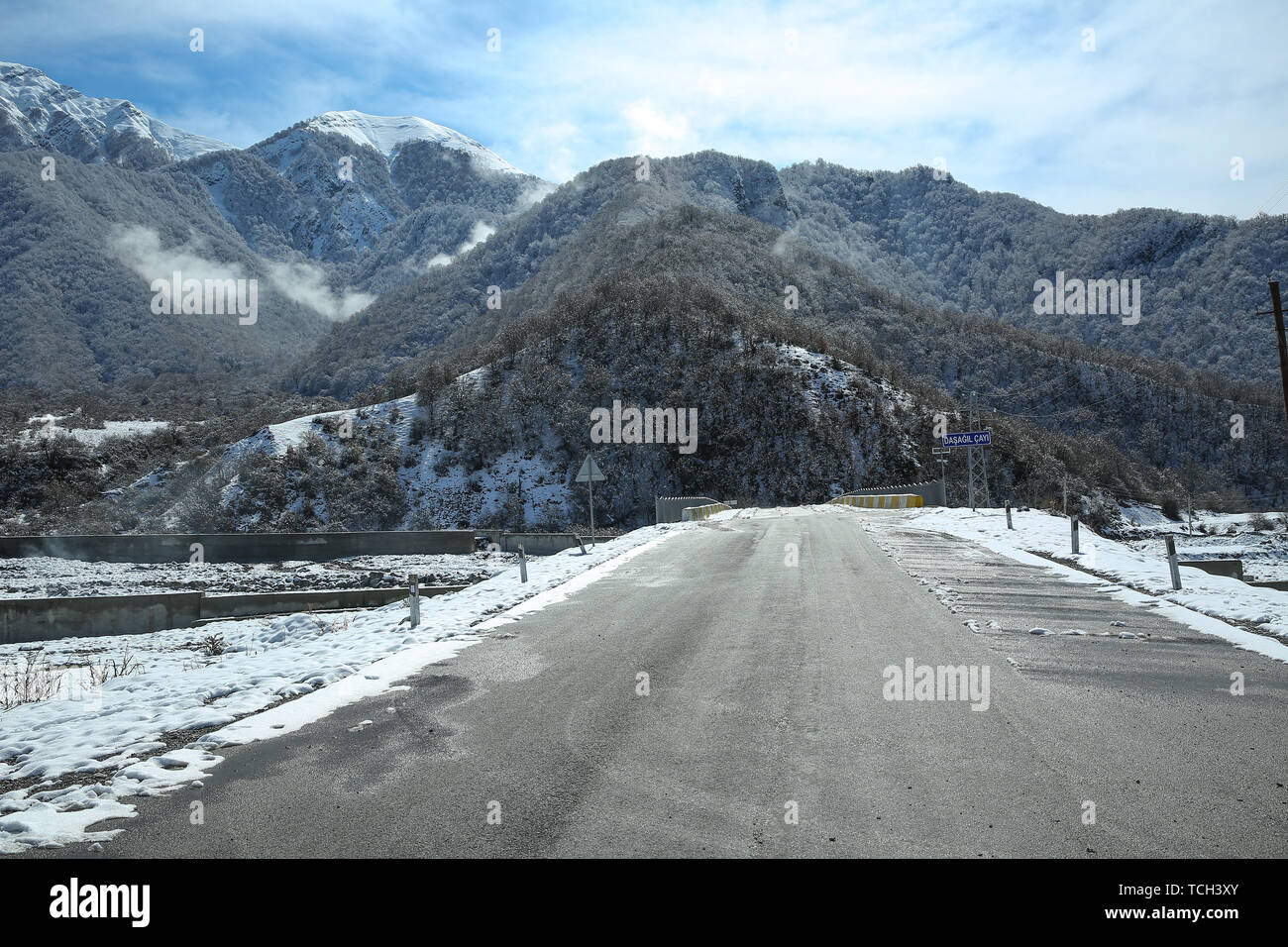 Snowy Bald Mountain. snowy Bald Mountain . Snow gum alberi coperti montagne innevate dell'Azerbaigian nel periodo di alta stagione sciistica in inverno con un sacco di neve cov Foto Stock