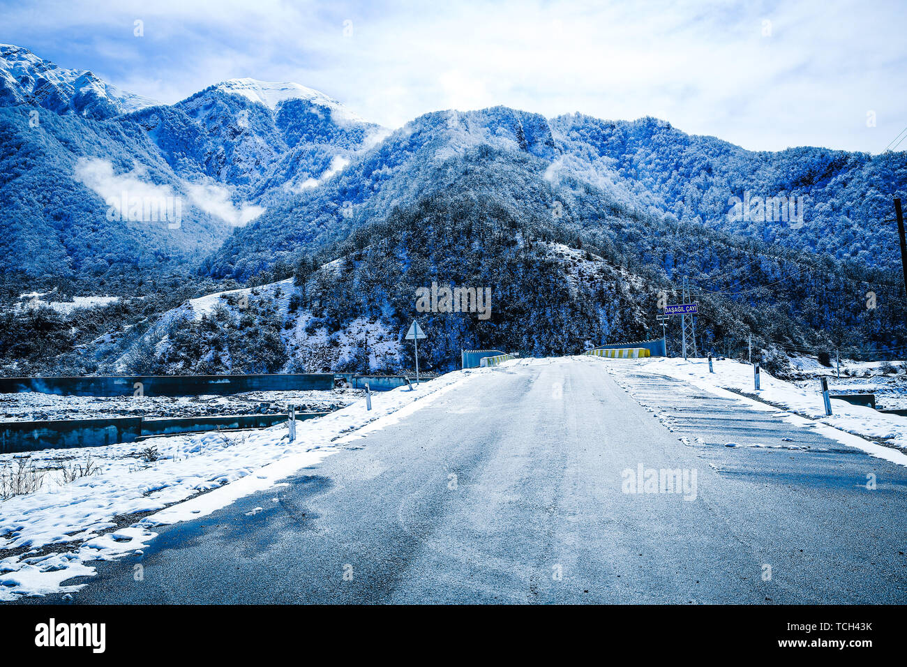 Snowy Bald Mountain. snowy Bald Mountain . Snow gum alberi coperti montagne innevate dell'Azerbaigian nel periodo di alta stagione sciistica in inverno con un sacco di neve cov Foto Stock