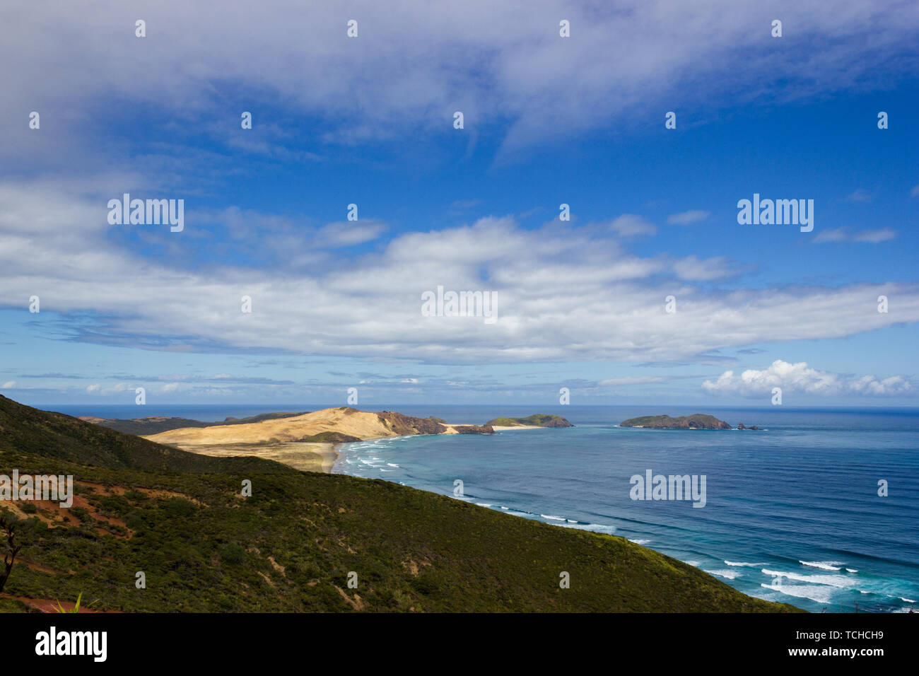 Vista di Cape Maria van Diamen e Te Werahi Beach da Cape Reinga. Attenzione Reinga è parte di Te Paki ricreazione riserva sull'isola nord della Nuova Zea Foto Stock