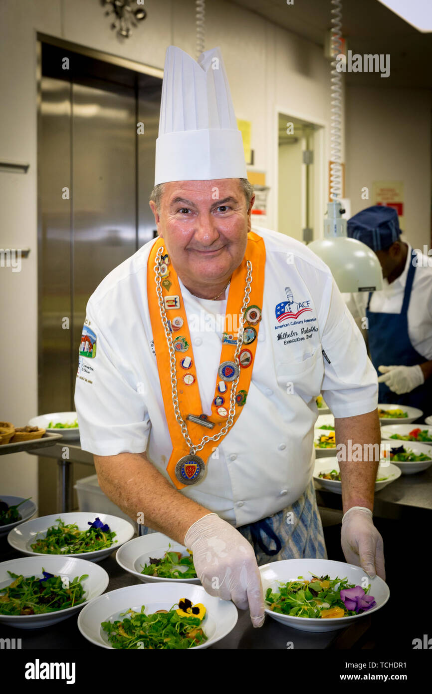 Lo Chef Wilhelm Gahabka in cucina, Naples, Florida, Stati Uniti d'America Foto Stock