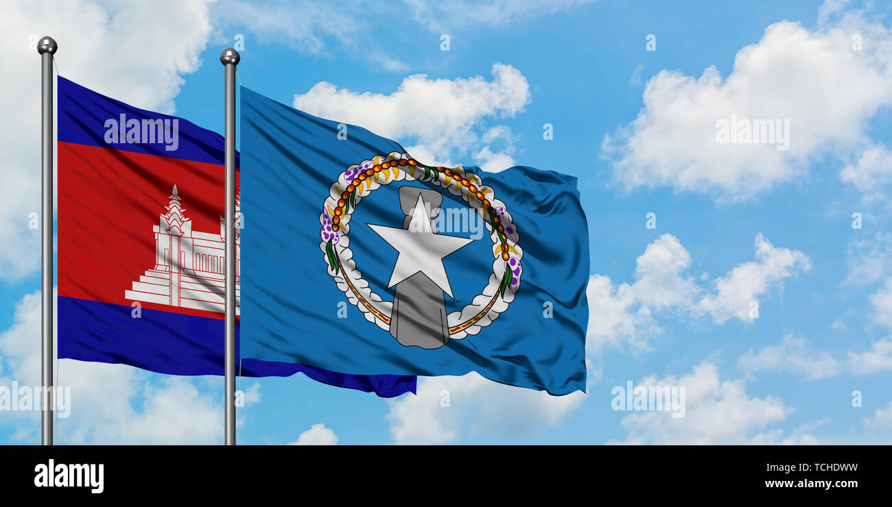 Cambogia e Isole Marianne Settentrionali bandiera sventolare nel vento contro bianco torbido cielo blu insieme. Concetto di Diplomazia e relazioni internazionali. Foto Stock