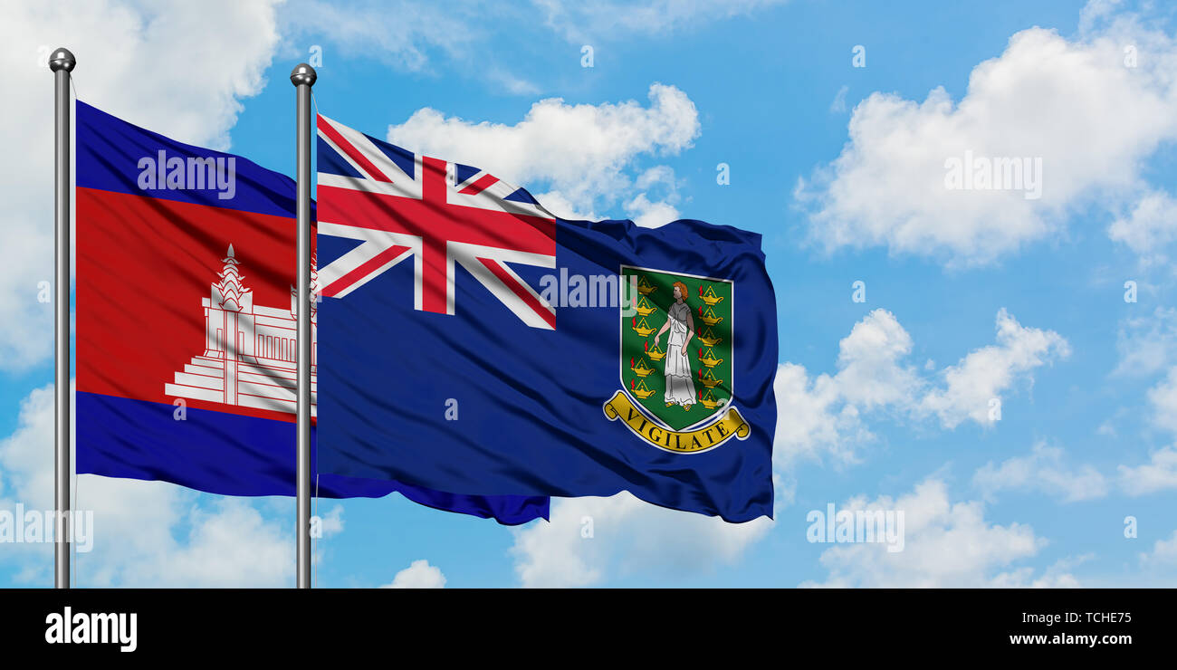 La Cambogia e la bandiera delle Isole Vergini Britanniche sventolare nel vento contro bianco torbido cielo blu insieme. Concetto di Diplomazia e relazioni internazionali. Foto Stock