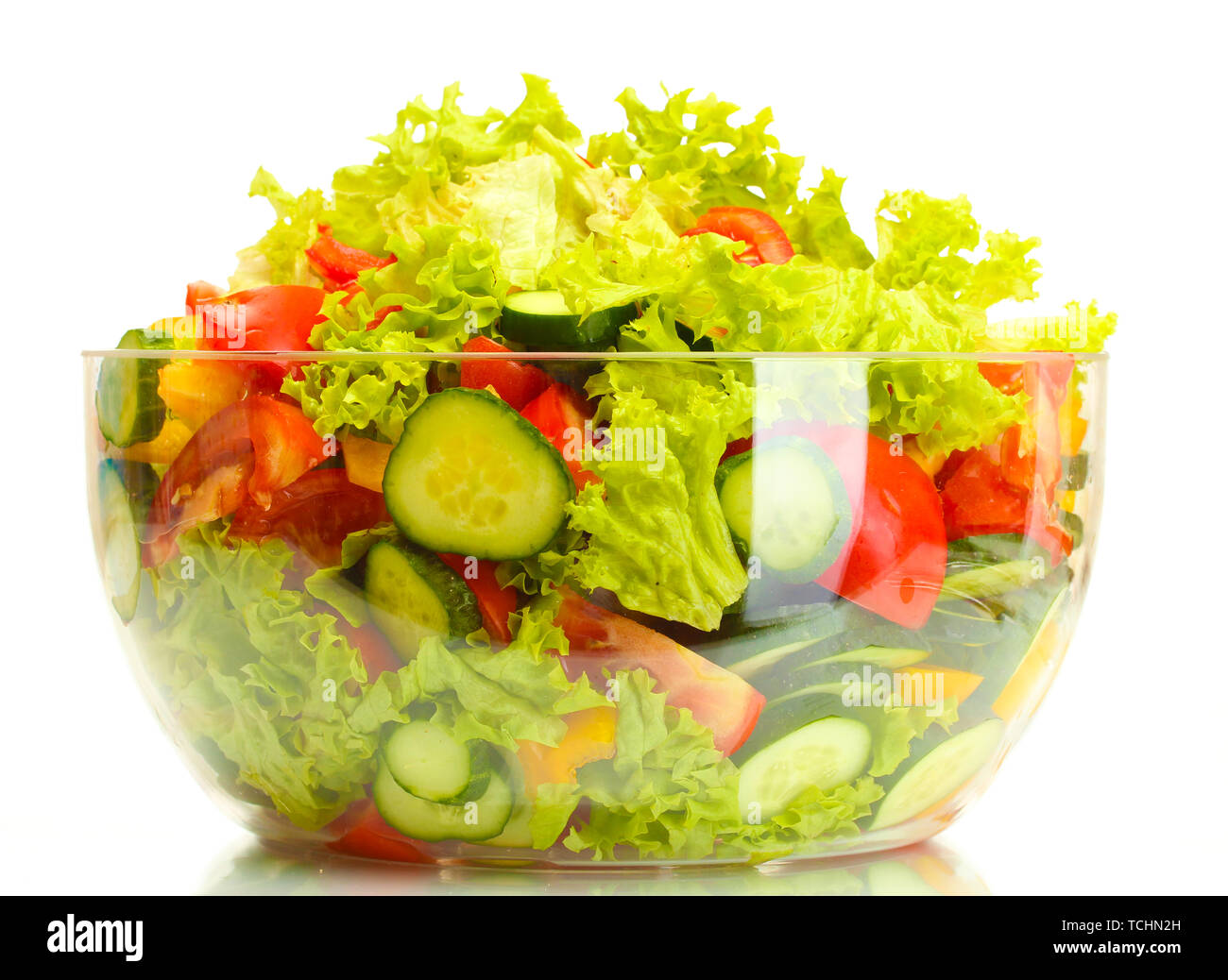 Verdura fresca insalata in vaschetta trasparente isolato su bianco Foto Stock