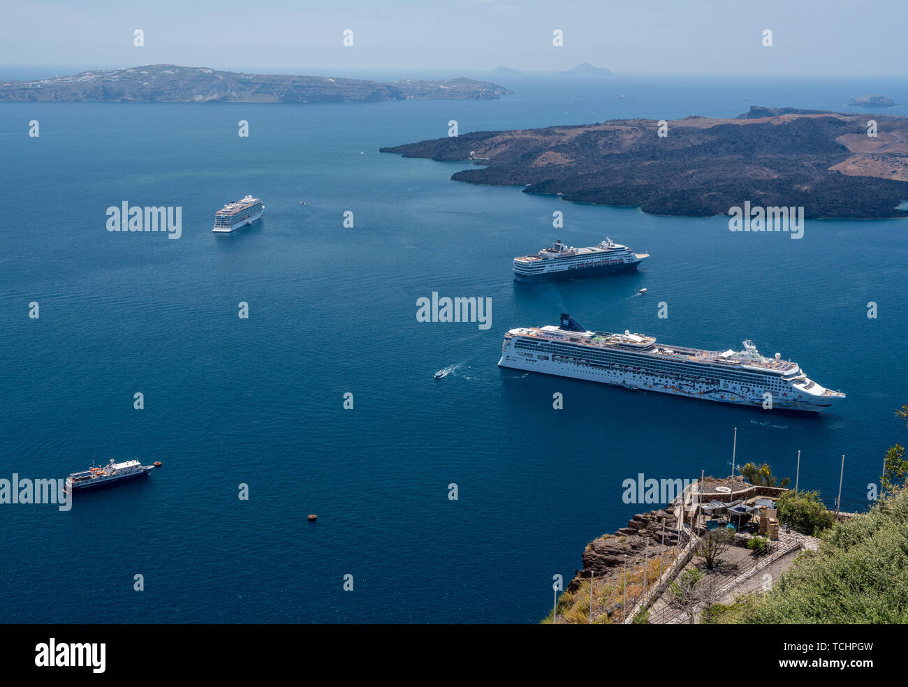 Tre navi da crociera ancorato a Santorini Foto Stock