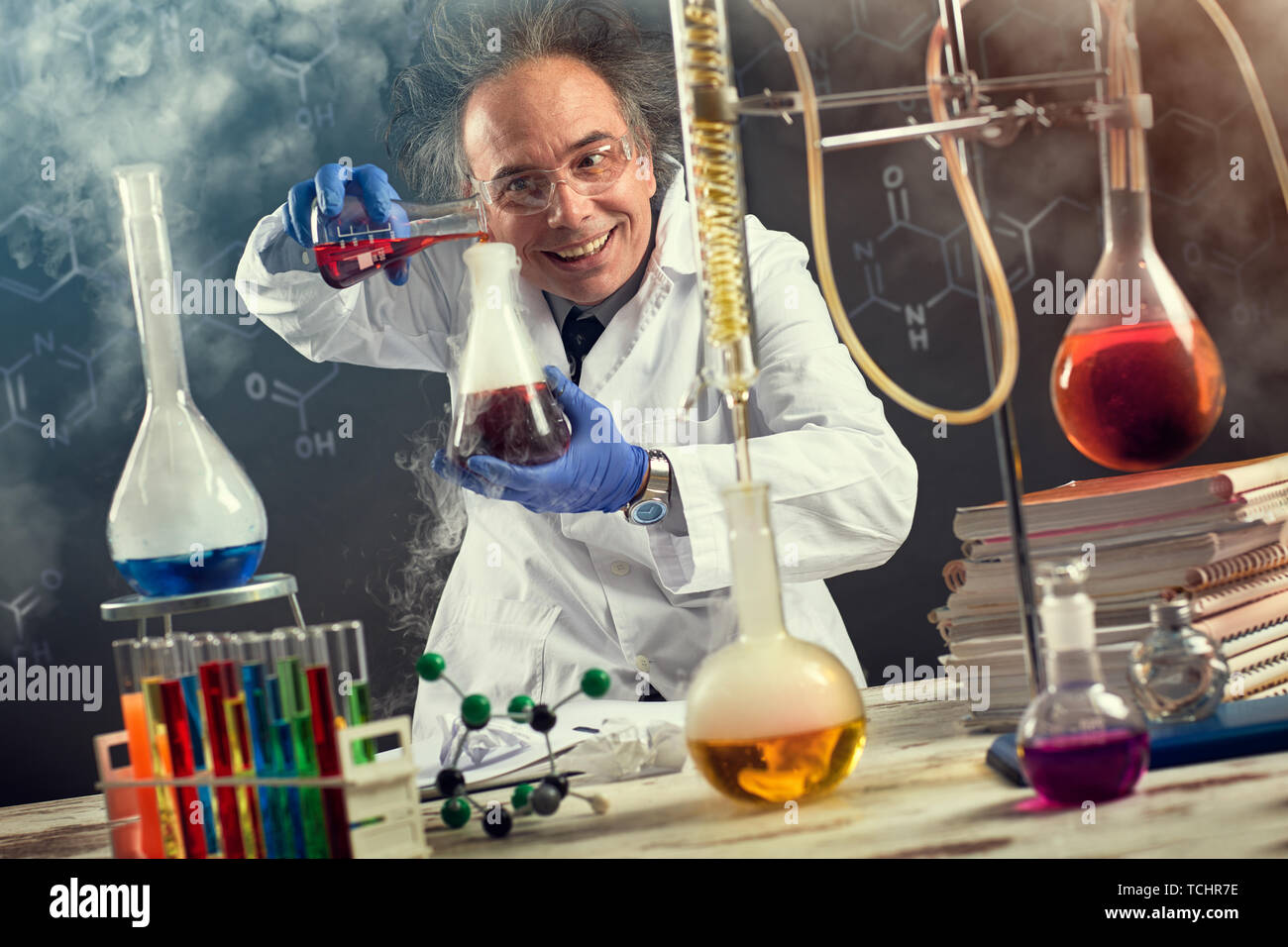 Esperimento di chimica eseguita da uno scienziato pazzo Foto Stock