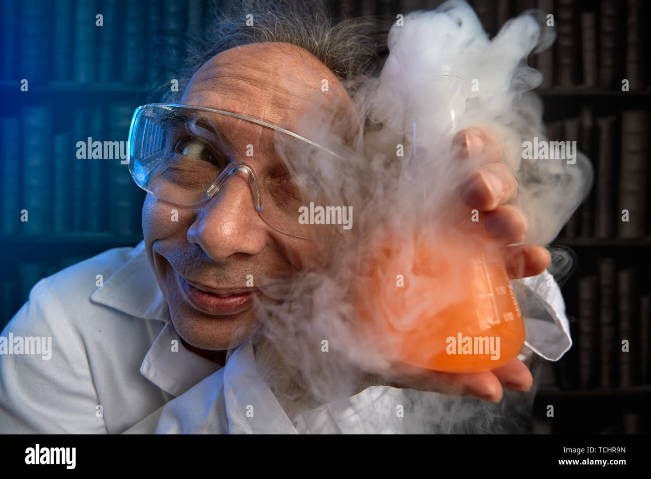 Lo scienziato pazzo al culto si riferisce per il suo esperimento, funny farmacia Foto Stock