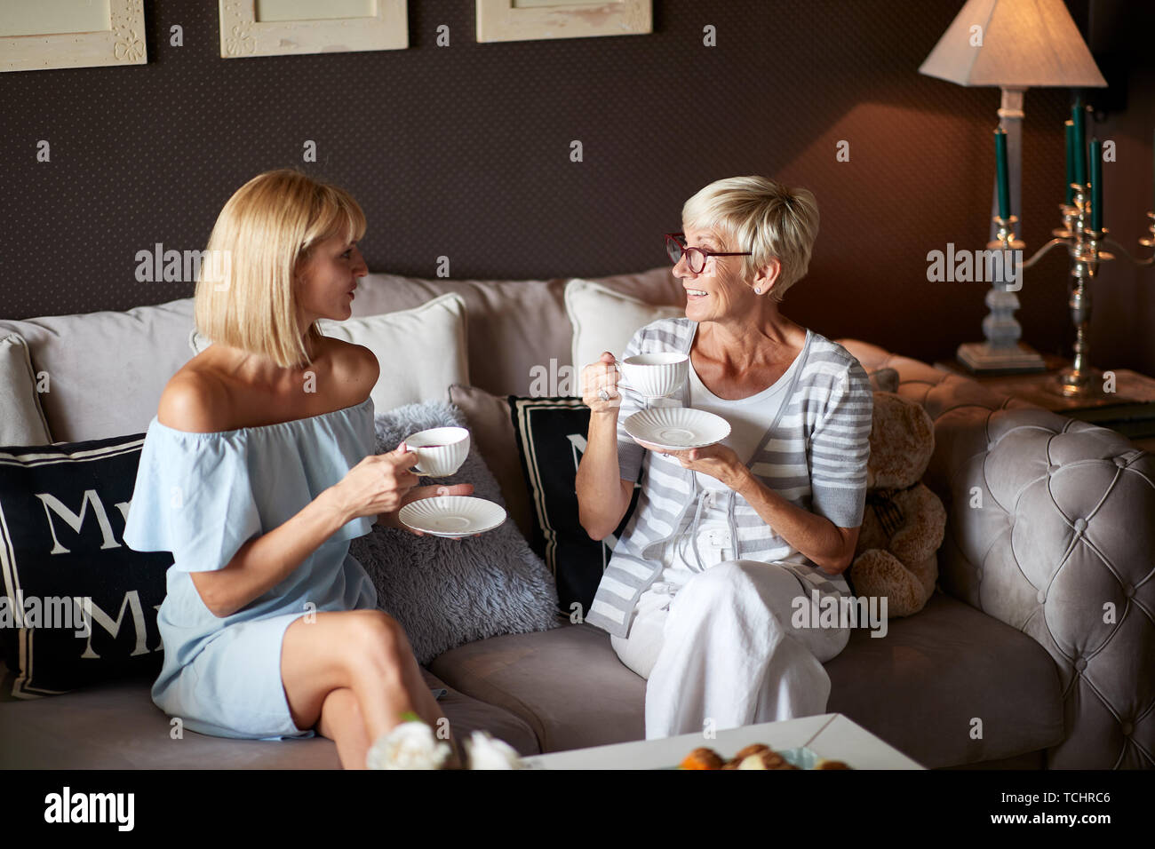 Due donne in una piacevole conversazione con tazza di caffè Foto Stock