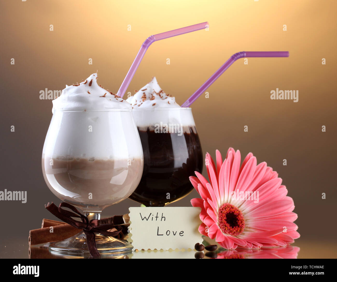 Bicchieri di caffè e cocktail di gerbera fiore su sfondo marrone Foto Stock