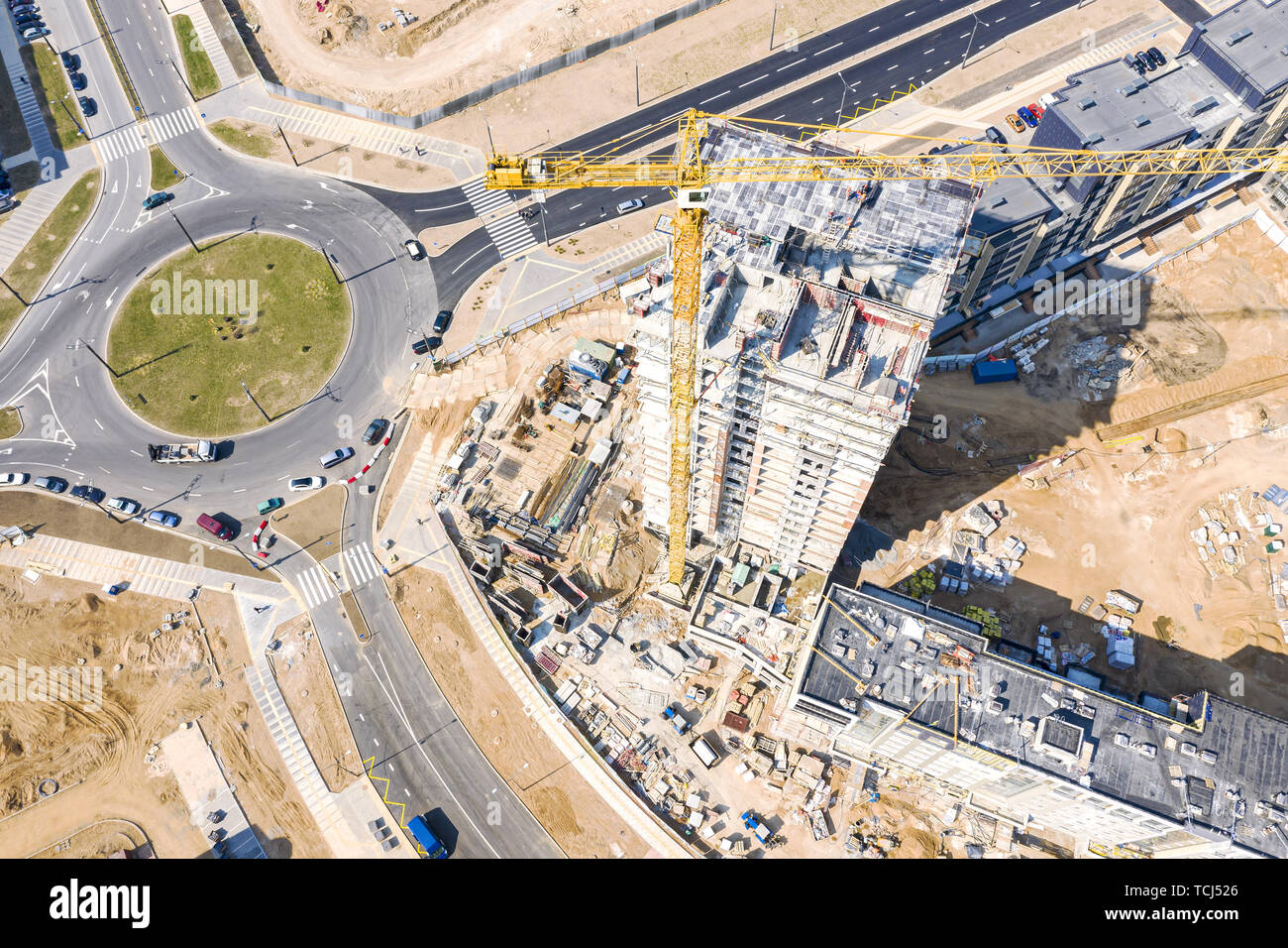 La fotografia aerea. costruzione di un nuovo complesso residenziale. alta giallo gru a torre al sito in costruzione Foto Stock