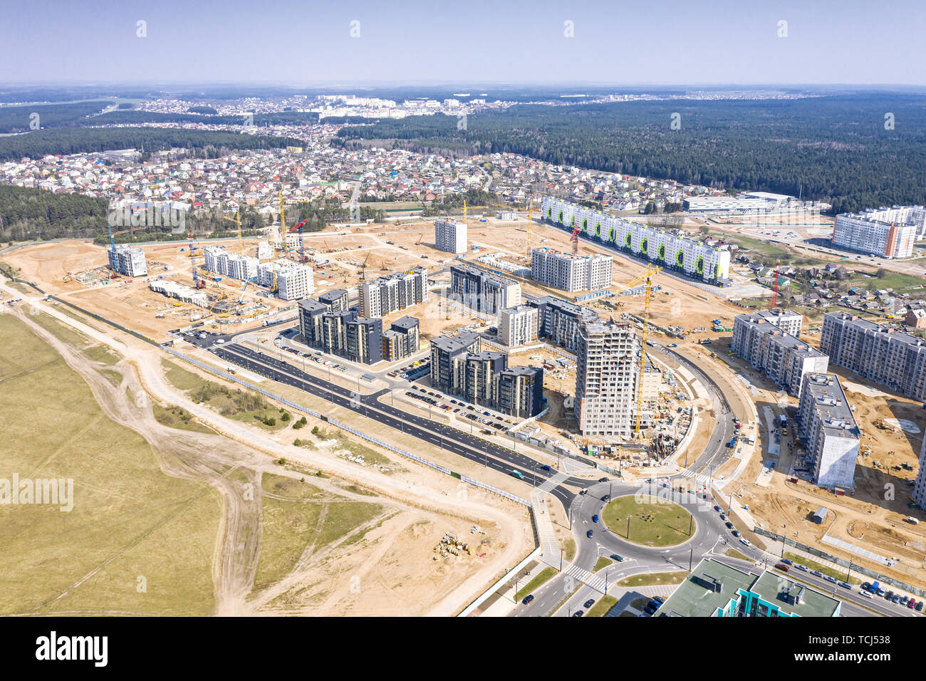 Vista panoramica della città sito in costruzione. sviluppo della nuova area residenziale. costruzione civile. Foto Stock