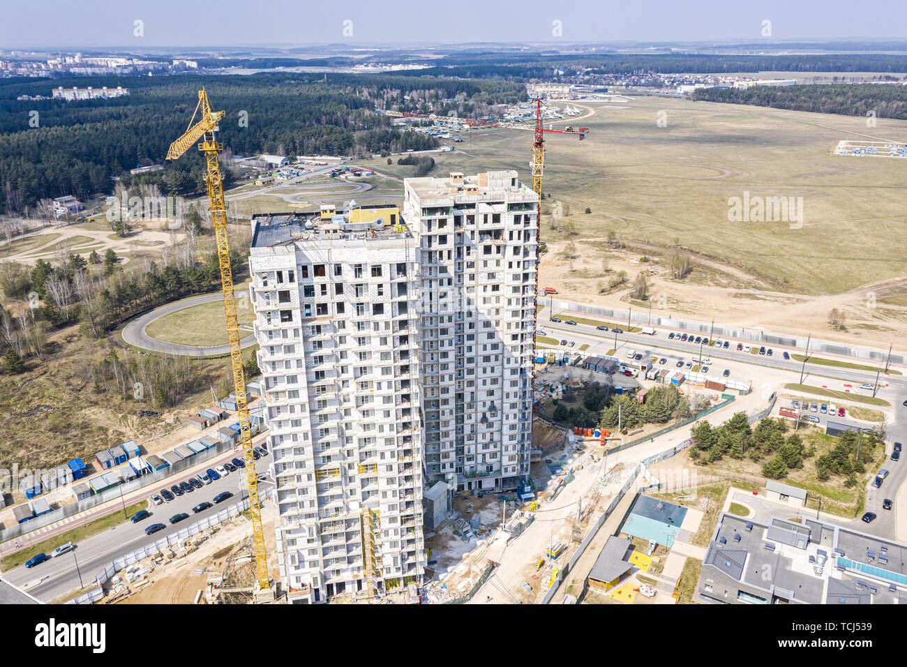 Antenna immagine panoramica del sito in costruzione con appartamento multistory edifici e gru giallo Foto Stock