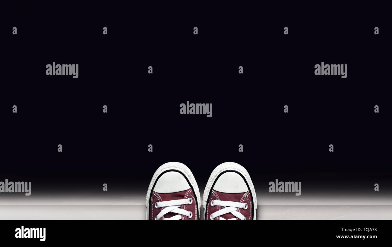 Depressione uomo stand sul bordo dell'edificio contemplando il suicidio da edifici di salto. suicidio e disturbo depressivo maggiore concept Foto Stock