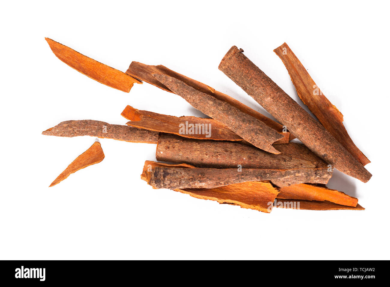 Concetto di alimenti spezie orientali Cinnamon Cassia corteccia bastoni su sfondo bianco con spazio di copia Foto Stock