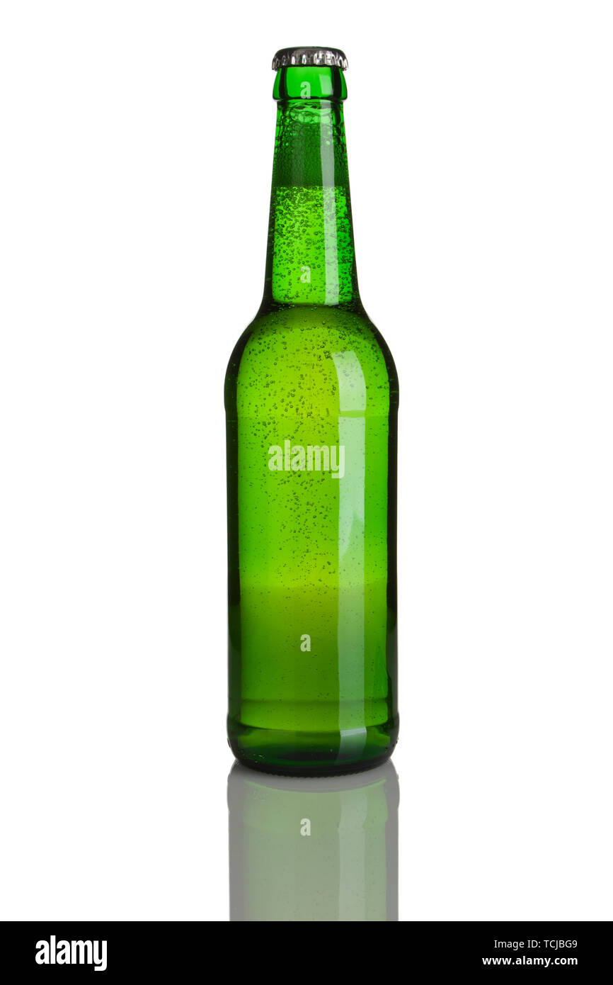 Singola bottiglia di birra, vetro verde, senza etichette, isolato su bianco Foto Stock