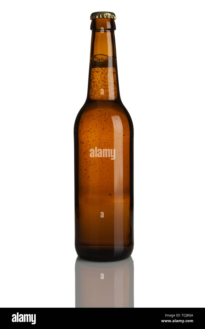 Singola bottiglia di birra, Vetro scuro, senza etichette, isolato su bianco Foto Stock