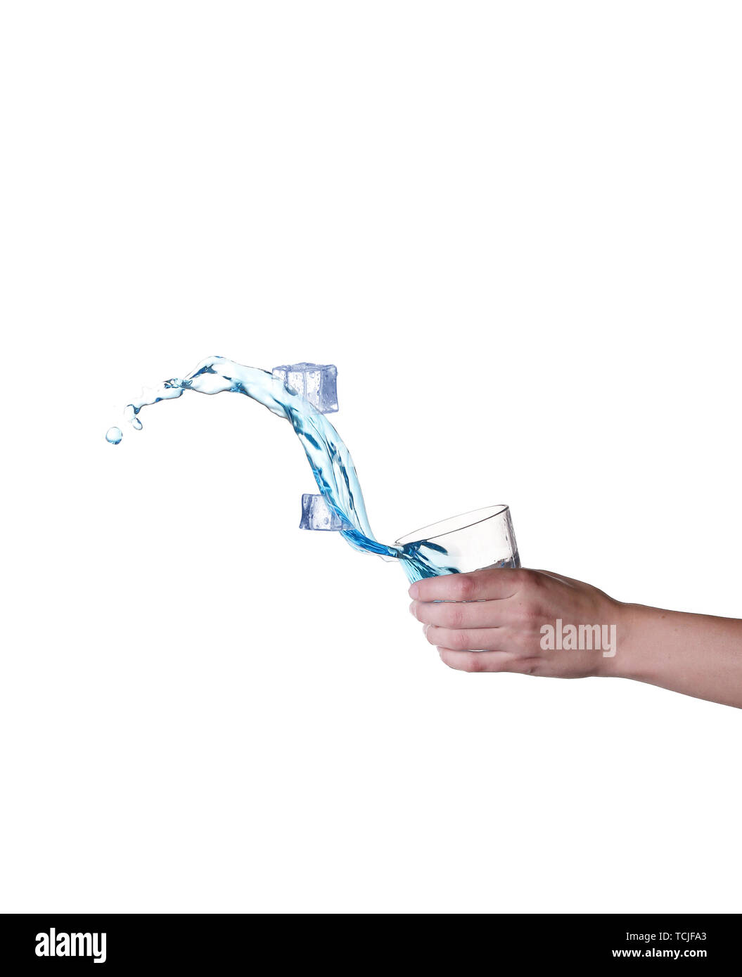 Blu di spruzzi di acqua nel bicchiere tenuto a mano, sfondo bianco Foto Stock