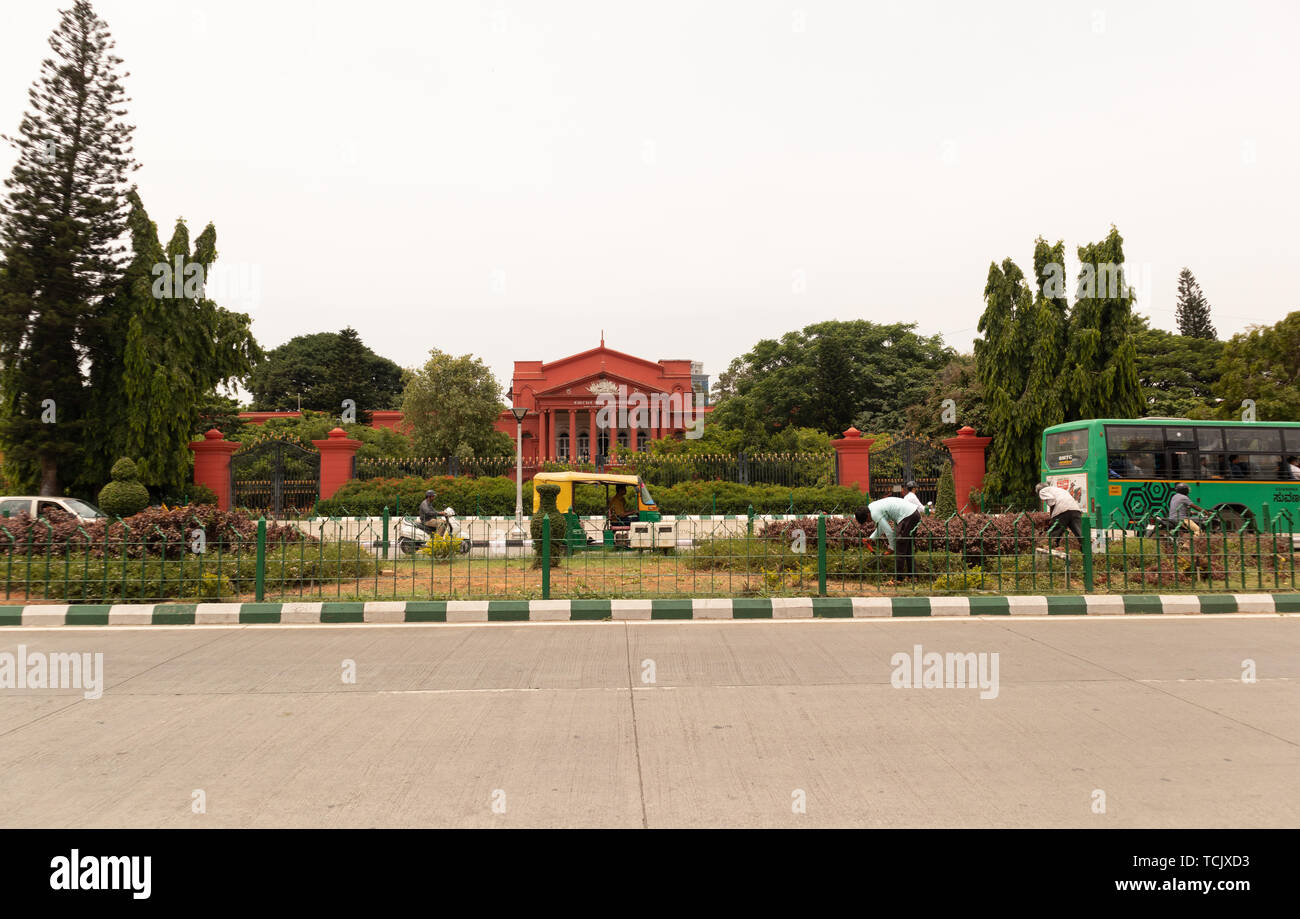 Bangalore India - 3 Giugno 2019: la luce il traffico in movimento di fronte all Alta Corte di Karnataka Foto Stock