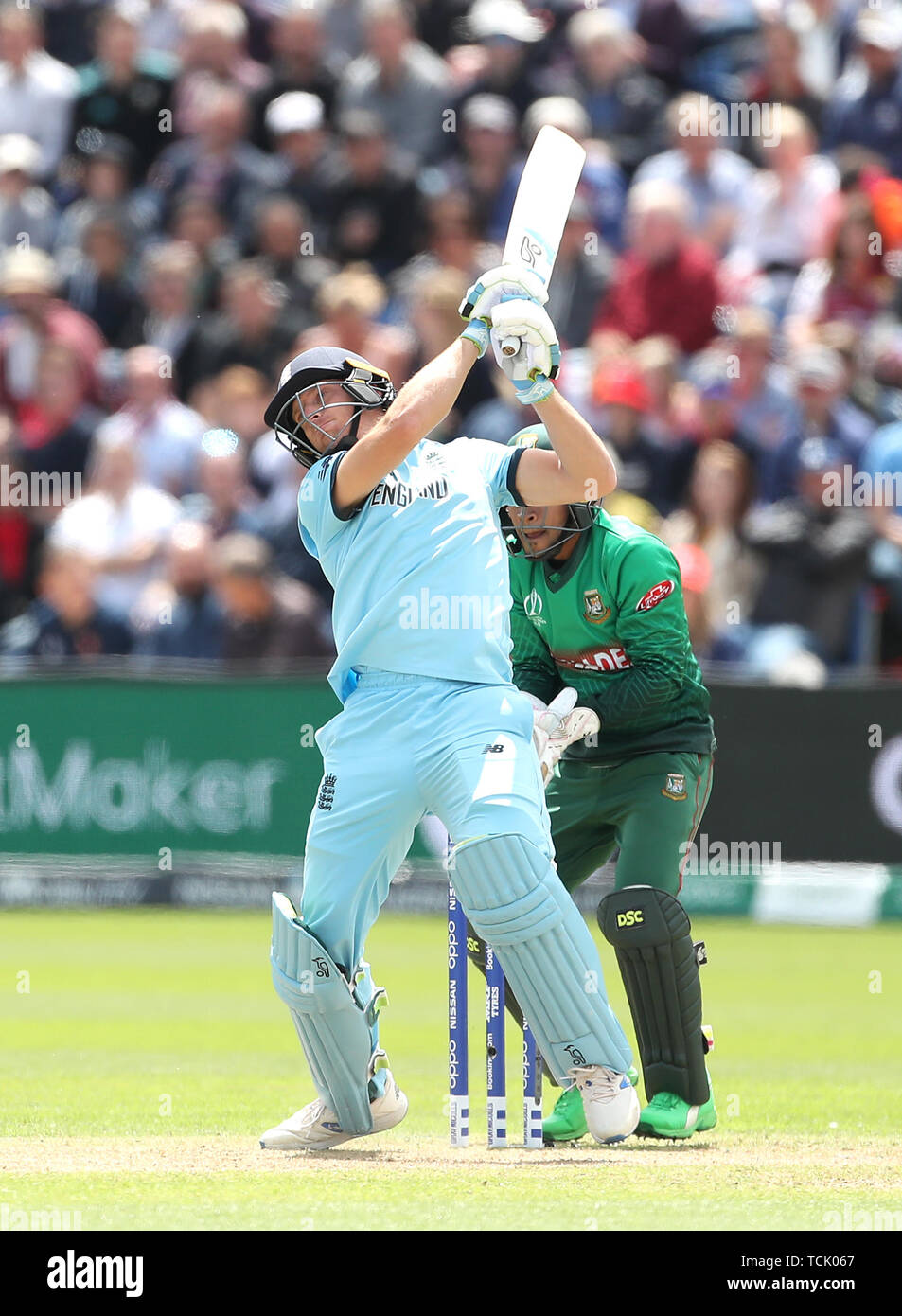 L'Inghilterra del Jos maggiordomo in azione durante la ICC Cricket World Cup group stage corrispondono a Cardiff Galles Stadium. Foto Stock