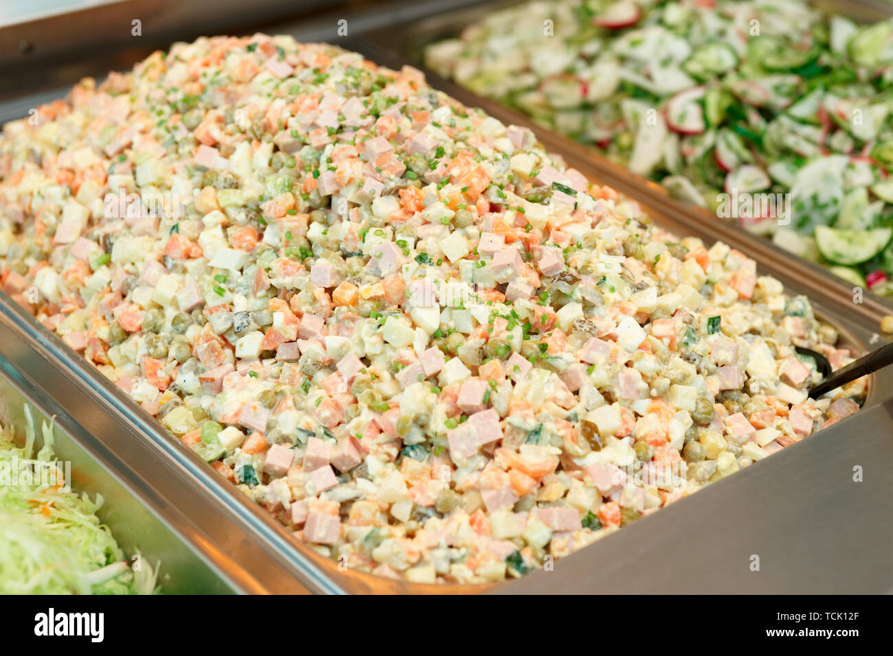 Insalata russa in contenitori gastronomica in negozio o ristorante Foto Stock