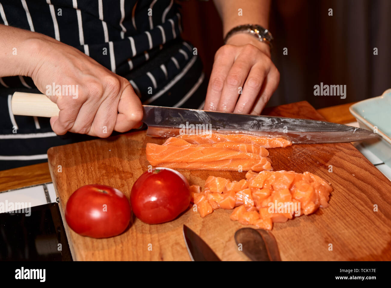 Lo chef femmina è il taglio di salmone con il Giapponese modello Yanagiba coltello Foto Stock