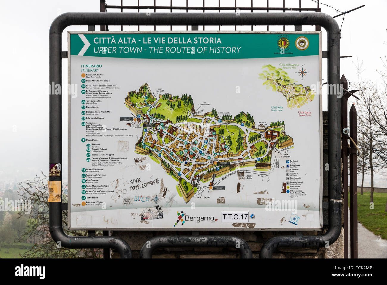 Bergamo, Italia. Mappa della città vecchia di Bergamo (la parte alta della  Città o Città Alta), fatta dal consiglio di città Foto stock - Alamy